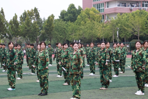 周口文理职业学院举行2025级新生开学典礼暨军训总结表彰大会